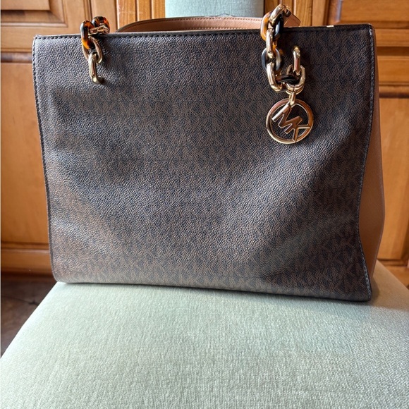 Michael Kors Brown Shoulder Bag with Gold-Tone Hardware. Medium size - Picture 11 of 15